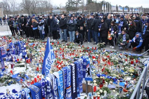 DEU, DFL, 2 FBL, Hertha BSC vs Fortuna Duesseldorf, 21 01 2024, Berliner Olympiastadion, Berlin, DEU, DFL, 2 FBL, Hertha BSC vs Fortuna Duesseldorf, im Bild Trauermarsch der Hertha Fans für Praesident Kay Bernstein Hertha BSC Berlin DFL regulations prohibit any use of Photographs as image sequences and or quasi video Foto Juergen Engler nordphoto GmbH nordphotoxGmbHx xEngler nph00076