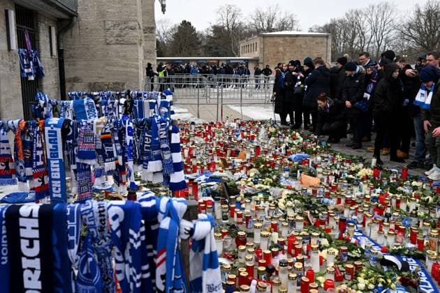 Soccer, Men, Season 2023 2024, 2 Bundesliga 18 Matchday , Hertha BSC Fortuna Düsseldorf, Commemoration of the late president Kay Bernstein Hertha BSC , in the picture fans of Hertha before the match at the memorial site at the Osttor with many scarves and candles, 21 01 2024, Copyright: xMatthiasxKochx
