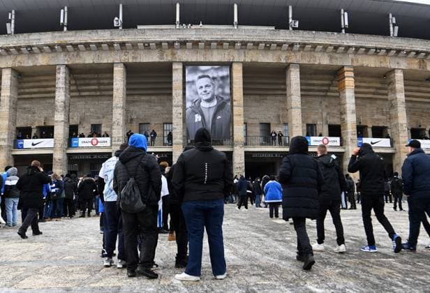 Soccer, Men, Season 2023 2024, 2 Bundesliga 18 Matchday , Hertha BSC Fortuna Düsseldorf, Memorial to the late president Kay Bernstein Hertha BSC , in the picture fans in front of the east curve of the Olympiastadion, there hangs a photo of Kay Bernstein, 21 01 2024, Copyright: xMatthiasxKochx