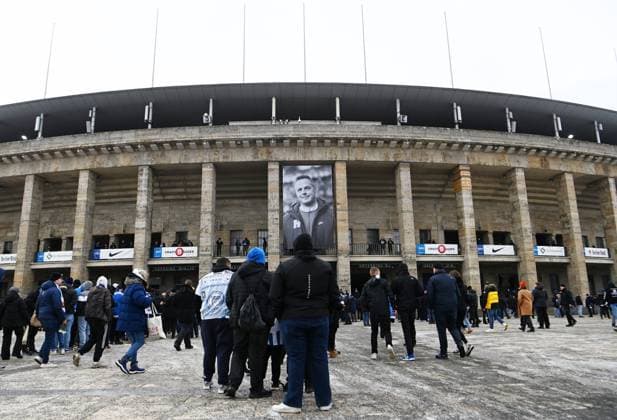 Soccer, Men, Season 2023 2024, 2 Bundesliga 18 Matchday , Hertha BSC Fortuna Düsseldorf, Memorial to the late president Kay Bernstein Hertha BSC , in the picture fans in front of the east curve of the Olympiastadion, there hangs a photo of Kay Bernstein, 21 01 2024, Copyright: xMatthiasxKochx