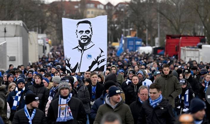 Football, Men, Season 2023 2024, 2 Bundesliga 18 Matchday , Hertha BSC Fortuna Düsseldorf, Commemoration of the deceased president Kay Bernstein Hertha BSC , in the picture funeral march of the fans and Ultras, here in the Olympische Straße, double holder with picture of Kay Bernstein, 21 01 2024, Copyright: xMatthiasxKochx
