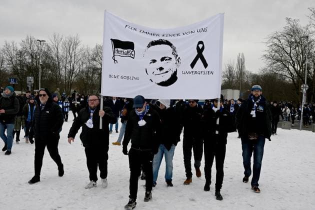 Soccer, Men, Season 2023 2024, 2 Bundesliga 18 Matchday , Hertha BSC Fortuna Düsseldorf, Memorial to the late President Kay Bernstein Hertha BSC , in the picture funeral march of the fans and Ultras, here on the Olympic Square, double holder with picture of Kay Bernstein, forever one of us, 21 01 2024, Copyright: xMatthiasxKochx