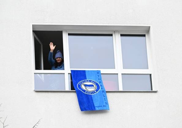 Soccer, Men, Season 2023 2024, 2 Bundesliga 18 Matchday , Hertha BSC Fortuna Düsseldorf, Memorial to the late President Kay Bernstein Hertha BSC , in the picture funeral march of the fans and Ultras, here in the Reichsstraße, supporter at the window, 21 01 2024, Copyright: xMatthiasxKochx
