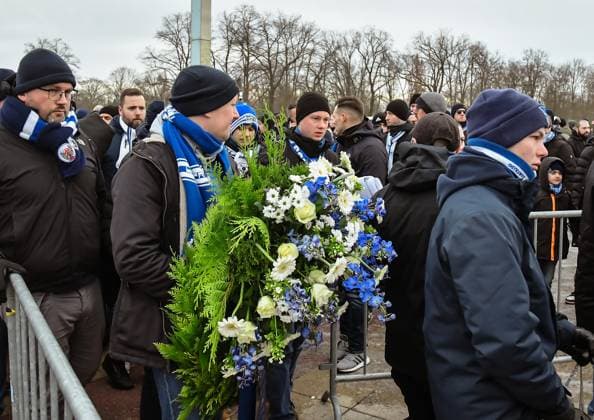 Soccer 2 Bundesliga, Hertha BSC Fortuna Duesseldorf 21 01 2024, xdanx, Soccer 2 Bundesliga, Hertha BSC Fortuna Duesseldorf, v l In memory of Kay Bernstein, President of Hertha BSC, East Curve at the main entrance Hertha fans bring wreaths of flowers with DFL DFB REGULATIONS PROHIBIT ANY USE OF PHOTOGRAPHS as IMAGE SEQUENCES and or QUASI VIDEO Photo Daniel Lakomski Mix1 Berlin Olympiastadion Berlin Berlin Germany EN Copyright: xDanielxLakomskix
