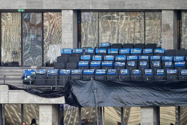 21 01 2024, xtgx, Soccer 2 Bundesliga, Hertha BSC Berlin Fortuna Duesseldorf emspor, v l Mourning for President President Kay Bernstein Hertha BSC Berlin his place in the stands DFL DFB REGULATIONS PROHIBIT ANY USE OF PHOTOGRAPHS as IMAGE SEQUENCES and or QUASI VIDEO Berlin