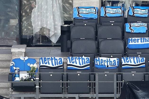 21 01 2024, xtgx, Soccer 2 Bundesliga, Hertha BSC Berlin Fortuna Duesseldorf emspor, v l Mourning for President President Kay Bernstein Hertha BSC Berlin his place in the stands DFL DFB REGULATIONS PROHIBIT ANY USE OF PHOTOGRAPHS as IMAGE SEQUENCES and or QUASI VIDEO Berlin