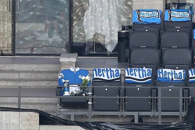 21 01 2024, xtgx, Soccer 2 Bundesliga, Hertha BSC Berlin Fortuna Duesseldorf emspor, v l Mourning for President President Kay Bernstein Hertha BSC Berlin his place in the stands DFL DFB REGULATIONS PROHIBIT ANY USE OF PHOTOGRAPHS as IMAGE SEQUENCES and or QUASI VIDEO Berlin