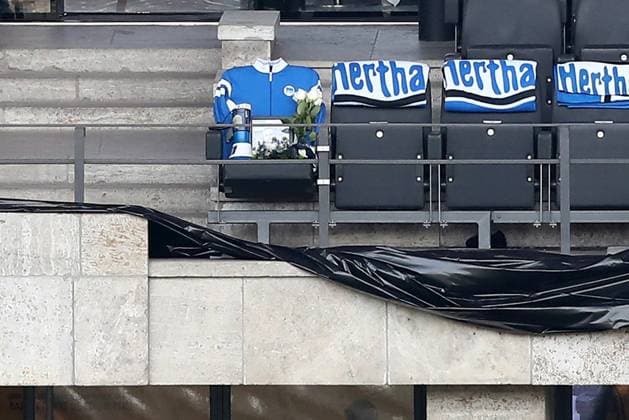 21 01 2024, xtgx, Soccer 2 Bundesliga, Hertha BSC Berlin Fortuna Duesseldorf emspor, v l Mourning for President President Kay Bernstein Hertha BSC Berlin his place in the stands DFL DFB REGULATIONS PROHIBIT ANY USE OF PHOTOGRAPHS as IMAGE SEQUENCES and or QUASI VIDEO Berlin