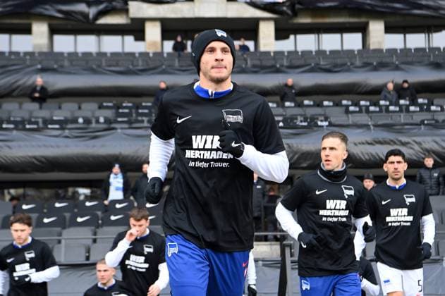 Football, Men, Season 2023 2024, 2 Bundesliga 18 Matchday , Hertha BSC Fortuna Düsseldorf, Memorial to the late President Kay Bernstein Hertha BSC , in the picture Marton Dardai Hertha BSC with special T Shirt with the inscription Wir Herthaner in tiefer Trauer, 21 01 2024, Copyright: xMatthiasxKochx
