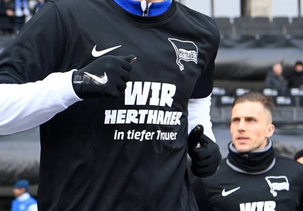 Football, Men, Season 2023 2024, 2 Bundesliga 18 Matchday , Hertha BSC Fortuna Düsseldorf, Memorial to the late President Kay Bernstein Hertha BSC , pictured Hertha players warm up in special T-shirts with the inscription Wir Herthaner in tiefer Trauer, 21 01 2024, Copyright: xMatthiasxKochx