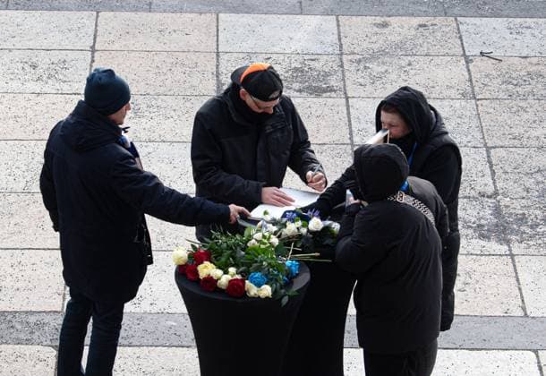 Football, Men, Season 2023 2024, 2 Bundesliga 18 Matchday , Hertha BSC Fortuna Düsseldorf, Memorial to the late President Kay Bernstein Hertha BSC , pictured Fans sign a book of condolence, 21 01 2024, Copyright: xMatthiasxKochx