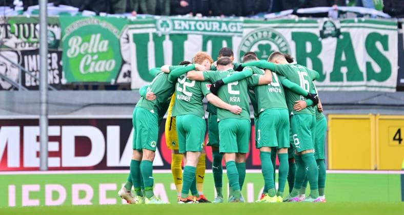 21 01 2024 Soccer Season 2023 2024 2 Soccer Bundesliga 18 Matchday SC Paderborn 07 SCP SpVgg Greuther Fürth Kleeblatt Sportfoto Zink xwoxzix DFL regulations prohibit any use of photographs as image sequences and or quasi video only for editorial use Teamkreis Mannschaft Team Fürth