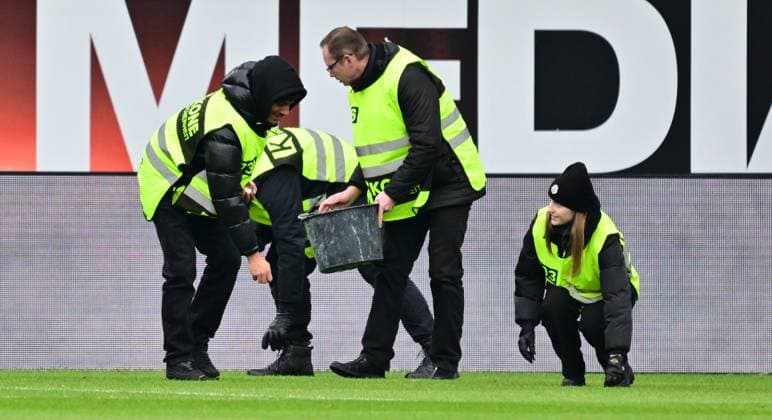 21 01 2024 Soccer season 2023 2024 2 Soccer Bundesliga 18 Matchday SC Paderborn 07 SCP SpVgg Greuther Fürth Kleeblatt Sportfoto Zink xwoxzix DFL regulations prohibit any use of photographs as image sequences and or quasi video only for editorial use Protest action of the fans Tennis balls and coins on the pitch Interruption
