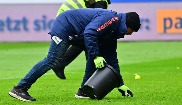 21 01 2024 Soccer season 2023 2024 2 Soccer Bundesliga 18 Matchday SC Paderborn 07 SCP SpVgg Greuther Fürth Kleeblatt Sportfoto Zink xwoxzix DFL regulations prohibit any use of photographs as image sequences and or quasi video only for editorial use Protest action of the fans Tennis balls and coins on the pitch Interruption