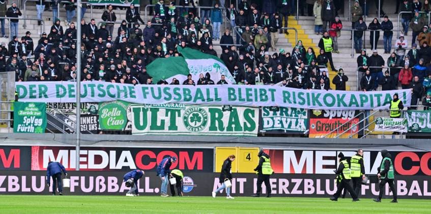 21 01 2024 Soccer season 2023 2024 2 Soccer Bundesliga 18 Matchday SC Paderborn 07 SCP SpVgg Greuther Fürth Kleeblatt Sportfoto Zink xwoxzix DFL regulations prohibit any use of photographs as image sequences and or quasi video only for editorial use Protest action of the fans Tennis balls and coins on the pitch Interruption