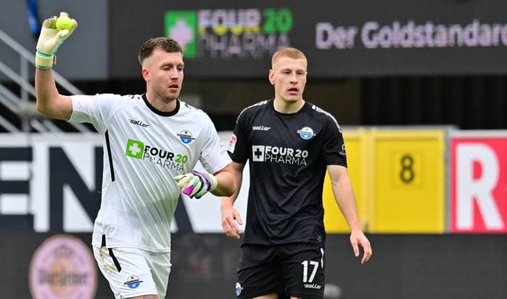 21 01 2024 Soccer Season 2023 2024 2 Soccer Bundesliga 18 Matchday SC Paderborn 07 SCP SpVgg Greuther Fürth Kleeblatt Sportfoto Zink xwoxzix DFL regulations prohibit any use of photographs as image sequences and or quasi video only for editorial use Protest action of the fans Tennis balls and coins on the pitch Interruption Pelle Boevink 1, SC Paderborn 07 Laurin Curda 17, SC Paderborn 07