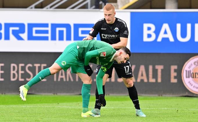 21 01 2024 Soccer season 2023 2024 2 Soccer Bundesliga 18 Matchday SC Paderborn 07 SCP SpVgg Greuther Fürth Kleeblatt Sportfoto Zink xwoxzix DFL regulations prohibit any use of photographs as image sequences and or quasi video only for editorial use Protest action of the fans Tennis balls and coins on the pitch Interruption Branimir Hrgota 10 SpVgg Greuther Fürth Laurin Curda 17, SC Paderborn 07