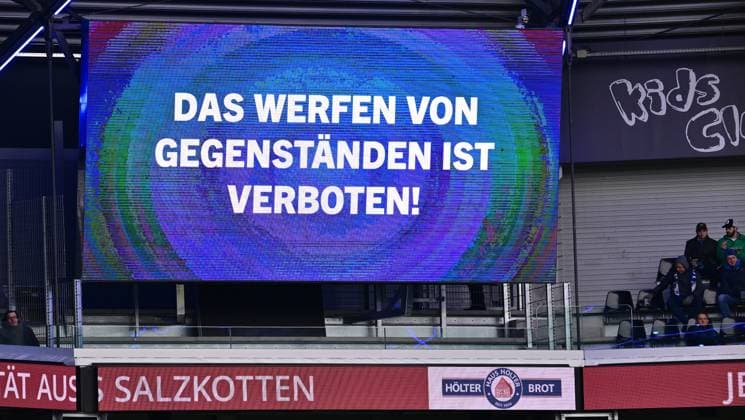 21 01 2024 Soccer season 2023 2024 2 Soccer Bundesliga 18 Matchday SC Paderborn 07 SCP SpVgg Greuther Fürth Kleeblatt Sportfoto Zink xwoxzix DFL regulations prohibit any use of photographs as image sequences and or quasi video only for editorial use Protest action of the fans Tennis balls and coins on the pitch Interruption