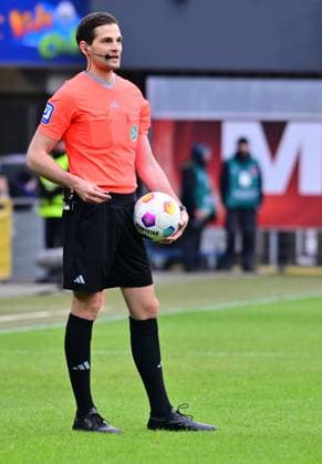 21 01 2024 Soccer Season 2023 2024 2 Soccer Bundesliga 18 Matchday SC Paderborn 07 SCP SpVgg Greuther Fürth Kleeblatt Sportfoto Zink xwoxzix DFL regulations prohibit any use of photographs as image sequences and or quasi video only for editorial use Dr Max Burda Referee