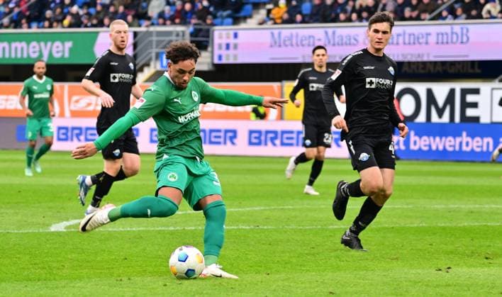 21 01 2024 Soccer Season 2023 2024 2 Soccer Bundesliga 18 Matchday SC Paderborn 07 SCP SpVgg Greuther Fürth Kleeblatt Sportfoto Zink xwoxzix DFL regulations prohibit any use of photographs as image sequences and or quasi video only for editorial use Armindo Sieb 30, SpVgg Greuther Fürth scores goal Goal shot for 0 1 against Martin Ens 43, SC Paderborn 07