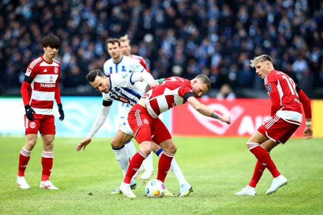21 01 2024, xtgx, Fußball 2 Bundesliga, Hertha BSC Berlin Fortuna Duesseldorf emspor, v l Haris Tabakovic Hertha BSC Berlin Andre Hoffmann Fortuna Duesseldorf Zweikampf, Aktion, action, battle for the ball DFL DFB REGULATIONS PROHIBIT ANY USE OF PHOTOGRAPHS as IMAGE SEQUENCES and or QUASI VIDEO Berlin