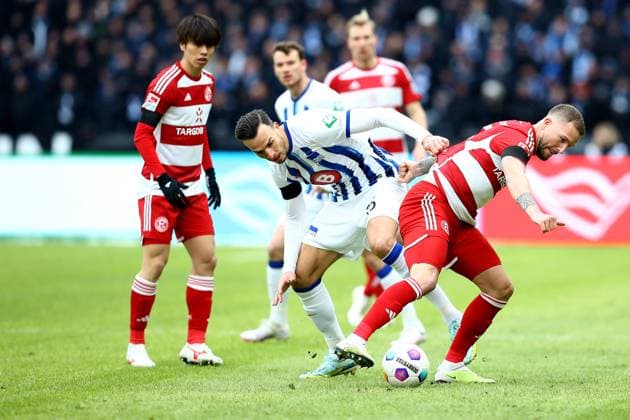 21 01 2024, xtgx, Fußball 2 Bundesliga, Hertha BSC Berlin Fortuna Duesseldorf emspor, v l Haris Tabakovic Hertha BSC Berlin Andre Hoffmann Fortuna Duesseldorf Zweikampf, Aktion, action, battle for the ball DFL DFB REGULATIONS PROHIBIT ANY USE OF PHOTOGRAPHS as IMAGE SEQUENCES and or QUASI VIDEO Berlin