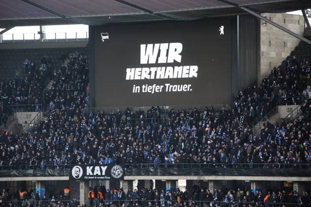 DEU, DFL, 2 FBL, Hertha BSC vs Fortuna Duesseldorf, 21 01 2024, Berliner Olympiastadion, Berlin, DEU, DFL, 2 FBL, Hertha BSC vs Fortuna Duesseldorf, im Bild Trauer der Hertha Fans für Praesident Kay Bernstein Hertha BSC Berlin DFL regulations prohibit any use of Photographs as image sequences and or quasi video Foto Juergen Engler nordphoto GmbH nordphotoxGmbHx xEngler nph00076