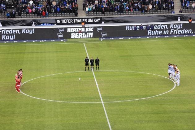 DEU, DFL, 2 FBL, Hertha BSC vs Fortuna Duesseldorf, 21 01 2024, Berliner Olympiastadion, Berlin, DEU, DFL, 2 FBL, Hertha BSC vs Fortuna Duesseldorf, im Bild Trauer der Hertha Fans für Praesident Kay Bernstein Hertha BSC Berlin , Gedenkminute DFL regulations prohibit any use of Photographs as image sequences and or quasi video Foto Juergen Engler nordphoto GmbH nordphotoxGmbHx xEngler nph00076