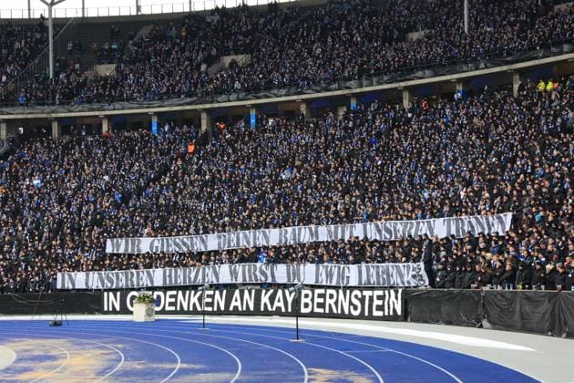 DEU, DFL, 2 FBL, Hertha BSC vs Fortuna Duesseldorf, 21 01 2024, Berliner Olympiastadion, Berlin, DEU, DFL, 2 FBL, Hertha BSC vs Fortuna Duesseldorf, im Bild Trauer der Hertha Fans für Praesident Kay Bernstein Hertha BSC Berlin , DFL regulations prohibit any use of Photographs as image sequences and or quasi video Foto Juergen Engler nordphoto GmbH nordphotoxGmbHx xEngler nph00076