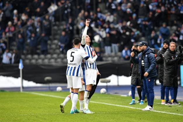 Football, Men, Season 2023 2024, 2 Bundesliga 18 Matchday , Hertha BSC Fortuna Düsseldorf, f l Andreas Bouchalakis Hertha BSC , Haris Tabakovic Hertha BSC holds up T Shirt with inscription We Herthans in deep mourning, cheering after goal to 1 0, 21 01 2024, Copyright: xSebastianxRäppold MatthiasxKochx