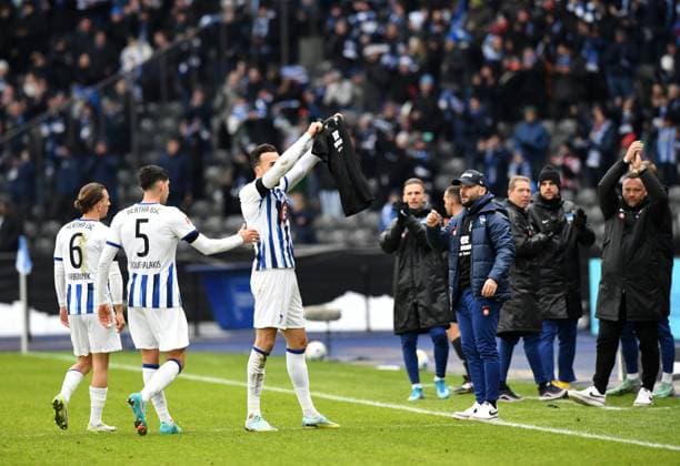 Football, Men, Season 2023 2024, 2 Bundesliga 18 Matchday , Hertha BSC Fortuna Düsseldorf, f l Michal Karbownik Hertha BSC , Andreas Bouchalakis Hertha BSC , Haris Tabakovic Hertha BSC holds up T Shirt with inscription Wir Herthaner in tiefer Trauer, cheering after goal to 1 0, 21 01 2024, Copyright: xSebastianxRäppold MatthiasxKochx