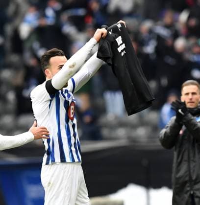 Football, Men, Season 2023 2024, 2 Bundesliga 18 Matchday , Hertha BSC Fortuna Düsseldorf, f l Michal Karbownik Hertha BSC , Andreas Bouchalakis Hertha BSC , Haris Tabakovic Hertha BSC holds up T Shirt with inscription Wir Herthaner in tiefer Trauer, cheering after goal to 1 0, 21 01 2024, Copyright: xSebastianxRäppold MatthiasxKochx