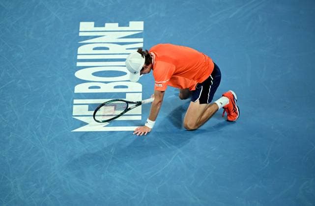 TENNIS AUSTRALIAN OPEN, Alex de Minaur of Australia falls during his 4th round match against Andrey Rublev of Russia on Day 8 of the 2024 Australian Open at Melbourne Park in Melbourne, Sunday, January 21, 2024. ( NO ARCHIVING, EDITORIAL USE ONLY, NO USE IN BOOKS WITHOUT CONSENT MELBOURNE VICTORIA AUSTRALIA  Copyright: xJAMESxROSSx 20240122001891775100