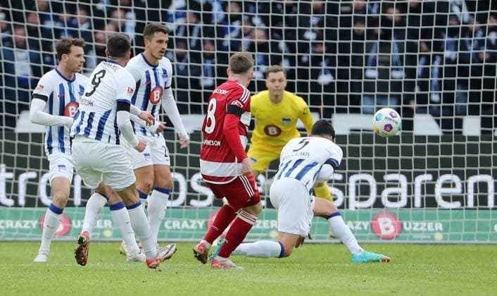 Isak Bergmann Johannesson scores the goal to equalize the score at 1 1 Sport Soccer Football DFL 2 Bundesliga Men 18 Matchday Season 2023 2024 21 01 2024 Hertha BSC Berlin vs Fortuna Düsseldorf DFL regulations prohibit any use of photographs as image sequences and or quasi video