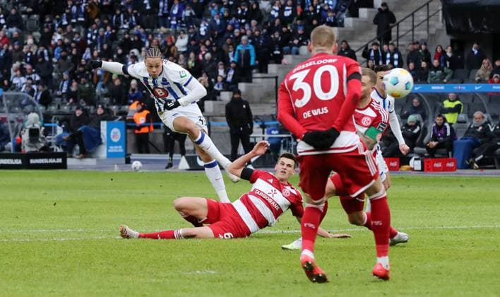 Derry Scherhant scores the goal to make it 2 1, Yannik Engelhardt duel Match scene Action Sport Soccer Football DFL 2 Bundesliga Men 18 Matchday Season 2023 2024 21 01 2024 Hertha BSC Berlin vs Fortuna Düsseldorf DFL regulations prohibit any use of photographs as image sequences and or quasi video
