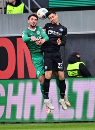21 01 2024 Soccer Season 2023 2024 2 Soccer Bundesliga 18 Matchday SC Paderborn 07 SCP SpVgg Greuther Fürth Kleeblatt Sportfoto Zink xwoxzix DFL regulations prohibit any use of photographs as image sequences and or quasi video only for editorial use Kerim Calhanoglu 21, SpVgg Greuther Fürth in header duel with Raphael Obermair 23, SC Paderborn 07