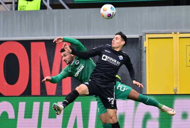 21 01 2024 Soccer Season 2023 2024 2 Soccer Bundesliga 18 Matchday SC Paderborn 07 SCP SpVgg Greuther Fürth Kleeblatt Sportfoto Zink xwoxzix DFL regulations prohibit any use of photographs as image sequences and or quasi video only for editorial use Kerim Calhanoglu 21, SpVgg Greuther Fürth in header duel with Raphael Obermair 23, SC Paderborn 07