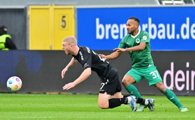 21 01 2024 Soccer Season 2023 2024 2 Soccer Bundesliga 18 Matchday SC Paderborn 07 SCP SpVgg Greuther Fürth Kleeblatt Sportfoto Zink xwoxzix DFL regulations prohibit any use of photographs as image sequences and or quasi video only for editorial use Kai Klefisch 27, SC Paderborn 07 Julian Green 37, SpVgg Greuther Fürth