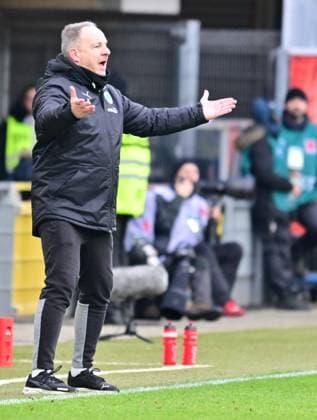21 01 2024 Soccer Season 2023 2024 2 Soccer Bundesliga 18 Matchday SC Paderborn 07 SCP SpVgg Greuther Fürth Kleeblatt Sportfoto Zink xwoxzix DFL regulations prohibit any use of photographs as image sequences and or quasi video only for editorial use Alexander Zorniger Trainer SpVgg Greuther Fürth gestures gesture