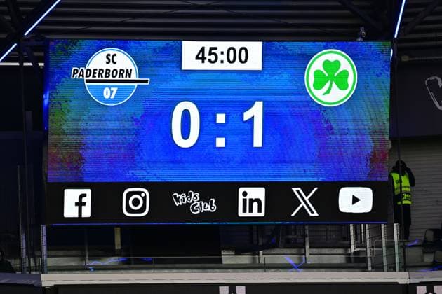 21 01 2024 Soccer Season 2023 2024 2 Soccer Bundesliga 18 Matchday SC Paderborn 07 SCP SpVgg Greuther Fürth Kleeblatt Sportfoto Zink xwoxzix DFL regulations prohibit any use of photographs as image sequences and or quasi video only for editorial use Half-time score on scoreboard