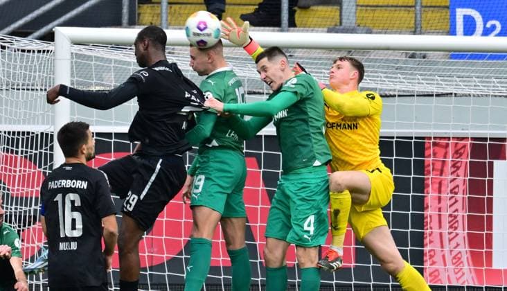 21 01 2024 Soccer season 2023 2024 2 Soccer Bundesliga 18 Matchday SC Paderborn 07 SCP SpVgg Greuther Fürth Kleeblatt Sportfoto Zink xwoxzix DFL regulations prohibit any use of photographs as image sequences and or quasi video only for editorial use Ilyas Ansah 29, SC Paderborn 07 Tim Lemperle 19, SpVgg Greuther Fürth Damian Michalski 4, SpVgg Greuther Fürth Jonas Urbig 40, SpVgg Greuther Fürth