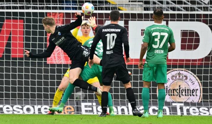 21 01 2024 Soccer Season 2023 2024 2 Soccer Bundesliga 18 Matchday SC Paderborn 07 SCP SpVgg Greuther Fürth Kleeblatt Sportfoto Zink xwoxzix DFL regulations prohibit any use of photographs as image sequences and or quasi video only for editorial use Chance Torchance Jonas Urbig 40, SpVgg Greuther Fürth fends off header from Felix Platte 36, SC Paderborn 07