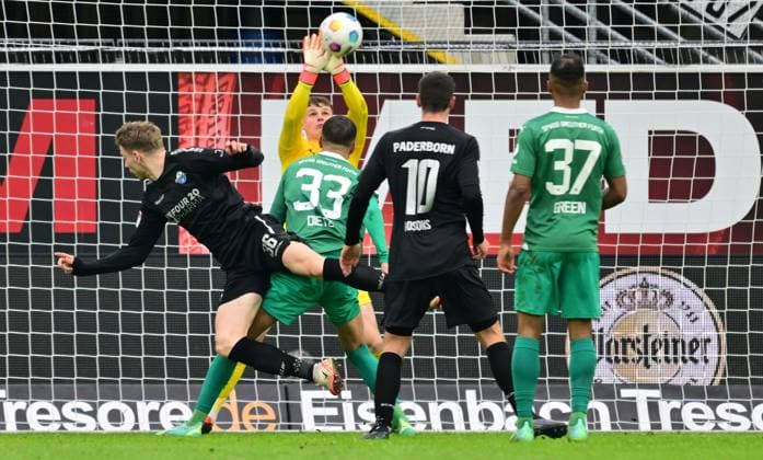 21 01 2024 Soccer Season 2023 2024 2 Soccer Bundesliga 18 Matchday SC Paderborn 07 SCP SpVgg Greuther Fürth Kleeblatt Sportfoto Zink xwoxzix DFL regulations prohibit any use of photographs as image sequences and or quasi video only for editorial use Chance Torchance Jonas Urbig 40, SpVgg Greuther Fürth fends off header from Felix Platte 36, SC Paderborn 07