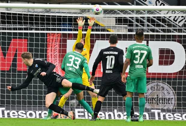 21 01 2024 Soccer Season 2023 2024 2 Soccer Bundesliga 18 Matchday SC Paderborn 07 SCP SpVgg Greuther Fürth Kleeblatt Sportfoto Zink xwoxzix DFL regulations prohibit any use of photographs as image sequences and or quasi video only for editorial use Chance Torchance Jonas Urbig 40, SpVgg Greuther Fürth fends off header from Felix Platte 36, SC Paderborn 07