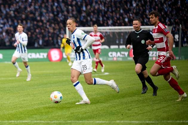Derry Scherhant Hertha BSC, 39 , Tim Oberdorf Fortuna Duesseldorf, 15 , GER, Hertha BSC vs Fortuna Duesseldorf, Soccer Men, 2 Bundesliga, Season 2023 2024, Matchday 18, 21 01 2024 DFL REGULATES PROHIBIT ANY USE OF PHOTOGRAPHS AS IMAGE SEQUENCES AND OR QUASI VIDEO GER, Hertha BSC vs Fortuna Duesseldorf, Mens football, Bundesliga 2, Season 2023 2024, Matchday 18, 21 01 2024 Berlin Copyright: xEibner-Pressefotox xClaudiusxRauchx EP_CRH