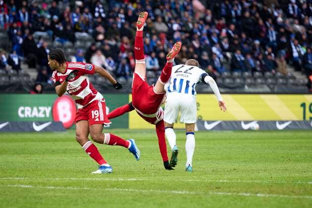 Marten Winkler Hertha BSC, 22 , Emmanuel Iyoha Fortuna Duesseldorf, 19 , Christos Tzolis Fortuna Duesseldorf, 07 in the air, GER, Hertha BSC vs Fortuna Duesseldorf, Football Men, 2 Bundesliga, Season 2023 2024, Matchday 18, 21 01 2024 DFL REGULATES PROHIBIT ANY USE OF PHOTOGRAPHS AS IMAGE SEQUENCES AND OR QUASI VIDEO GER, Hertha BSC vs Fortuna Duesseldorf, Mens football, Bundesliga 2, Season 2023 2024, Matchday 18, 21 01 2024 Berlin Copyright: xEibner-Pressefotox xClaudiusxRauchx EP_CRH