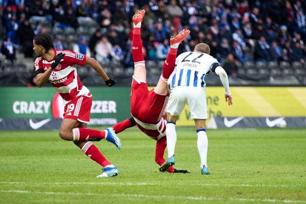 Marten Winkler Hertha BSC, 22 , Emmanuel Iyoha Fortuna Duesseldorf, 19 , Christos Tzolis Fortuna Duesseldorf, 07 in the air, GER, Hertha BSC vs Fortuna Duesseldorf, Football Men, 2 Bundesliga, Season 2023 2024, Matchday 18, 21 01 2024 DFL REGULATES PROHIBIT ANY USE OF PHOTOGRAPHS AS IMAGE SEQUENCES AND OR QUASI VIDEO GER, Hertha BSC vs Fortuna Duesseldorf, Mens football, Bundesliga 2, Season 2023 2024, Matchday 18, 21 01 2024 Berlin Copyright: xEibner-Pressefotox xClaudiusxRauchx EP_CRH