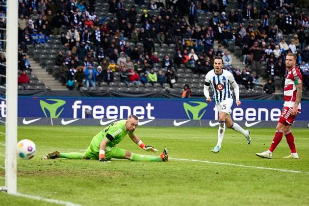 Haris Tabakovic Hertha BSC, 25 with shot on post, Andre Hoffmann Fortuna Duesseldorf, 03 , GER, Hertha BSC vs Fortuna Duesseldorf, Soccer Men, 2 Bundesliga, Season 2023 2024, Matchday 18, 21 01 2024 DFL REGULATES PROHIBIT ANY USE OF PHOTOGRAPHS AS IMAGE SEQUENCES AND OR QUASI VIDEO GER, Hertha BSC vs Fortuna Duesseldorf, Mens football, Bundesliga 2, Season 2023 2024, Matchday 18, 21 01 2024 Berlin Copyright: xEibner-Pressefotox xClaudiusxRauchx EP_CRH