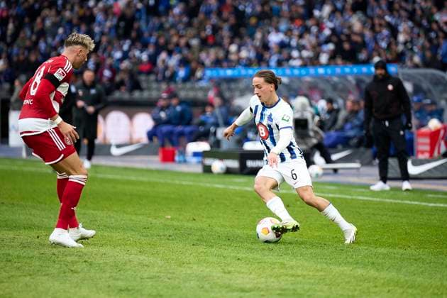 Michal Karbownik Hertha BSC, 06 , Isak Bergmann Johannesson Fortuna Duesseldorf, 08 , GER, Hertha BSC vs Fortuna Duesseldorf, Soccer Men, 2 Bundesliga, Season 2023 2024, Matchday 18, 21 01 2024 DFL REGULATES PROHIBIT ANY USE OF PHOTOGRAPHS AS IMAGE SEQUENCES AND OR QUASI VIDEO GER, Hertha BSC vs Fortuna Duesseldorf, Soccer men, 2 Bundesliga, Season 2023 2024, 18 Matchday, 21 01 2024 Berlin Copyright: xEibner-Pressefotox xClaudiusxRauchx EP_CRH