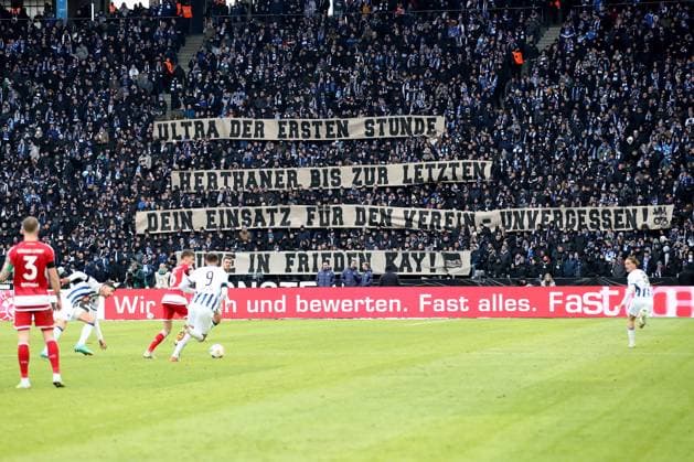21 01 2024, xtgx, Soccer 2 Bundesliga, Hertha BSC Berlin Fortuna Duesseldorf emspor, v l banner poster sign for the deceased Kay Bernstein mourning DFL DFB REGULATIONS PROHIBIT ANY USE OF PHOTOGRAPHS as IMAGE SEQUENCES and or QUASI VIDEO Berlin
